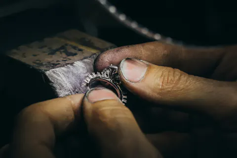 Tırnakları açık taş yuvalı bir yüzük üzerinde çalışma